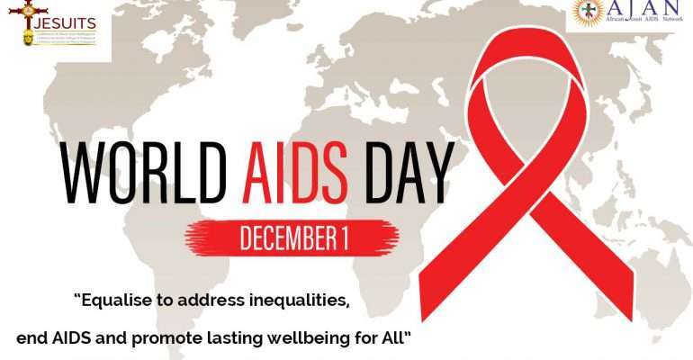 main tenant un ruban rouge pour la journée mondiale du sida de décembre, le  mois de