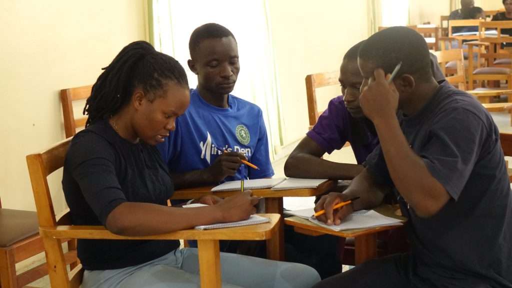 Os participantes participaram de uma discussão em grupo, onde discutiram sobre como os jovens podem participar da sensibilização do HIV em suas comunidades