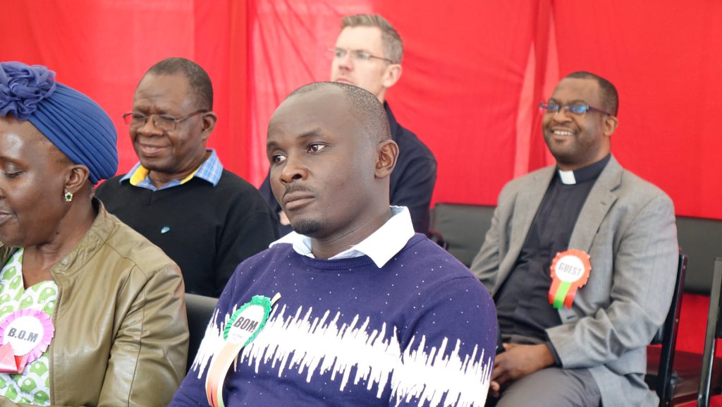 Pr. Ismael Matambura S.J., directeur d'AJAN (2e rangée à droite) ainsi que d'autres invités suivent les débats lors de la célébration de la Saint-Louis.