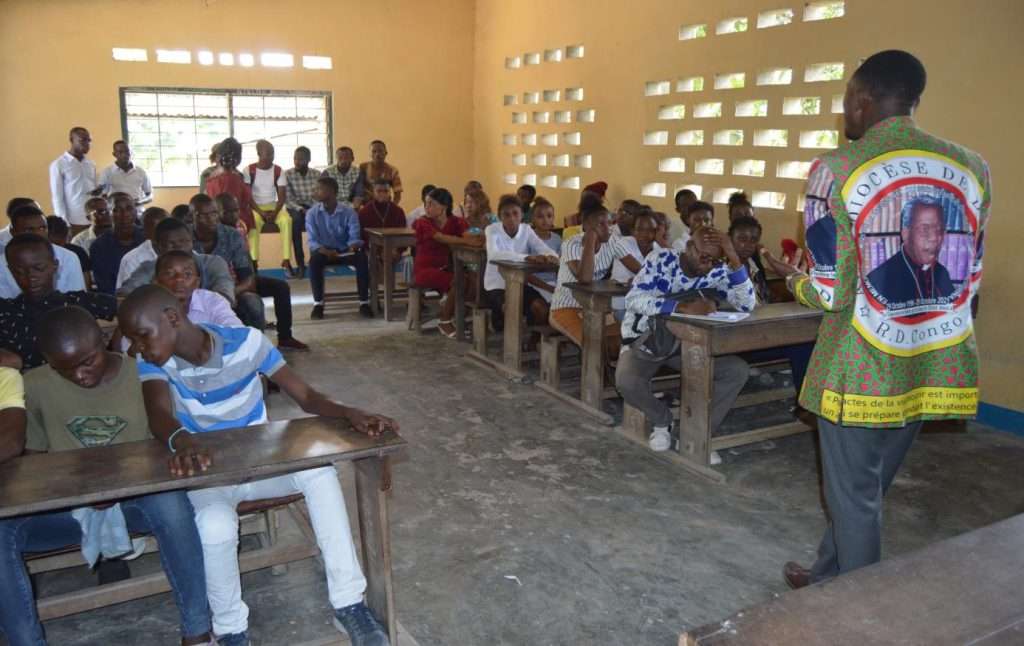 Holistic and Integral formation through Conference-debate on entrepreneurship at Christ-Roi parish led by Mr Merlino IRENGE, Jesuit trainee.