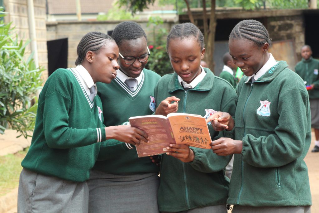 Élèves du lycée St. Aloysius Gonzaga, au Kenya, lors de la session des groupes de discussion du club des générations AHAPPY