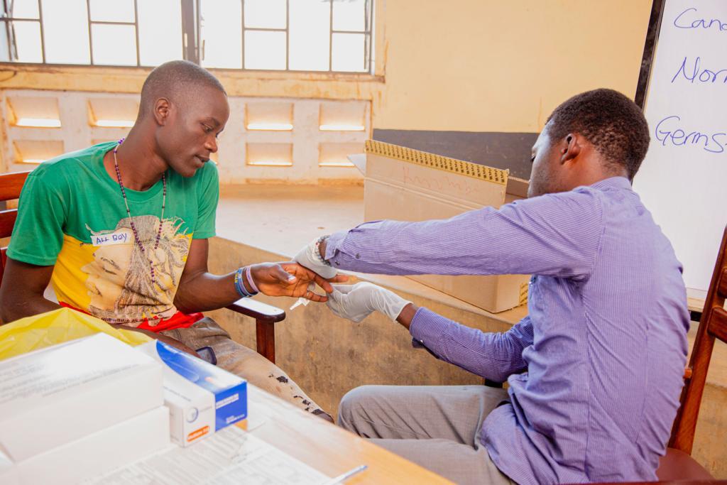 Un jeune passe un test de dépistage du VIH lors du symposium AHAPPY au Ocer Campion Jesuit College, en Ouganda