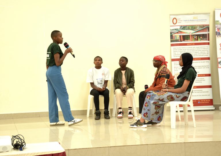 Apresentação de uma peça dramatizada pelos jovens durante a celebração do Dia da Criança Africana