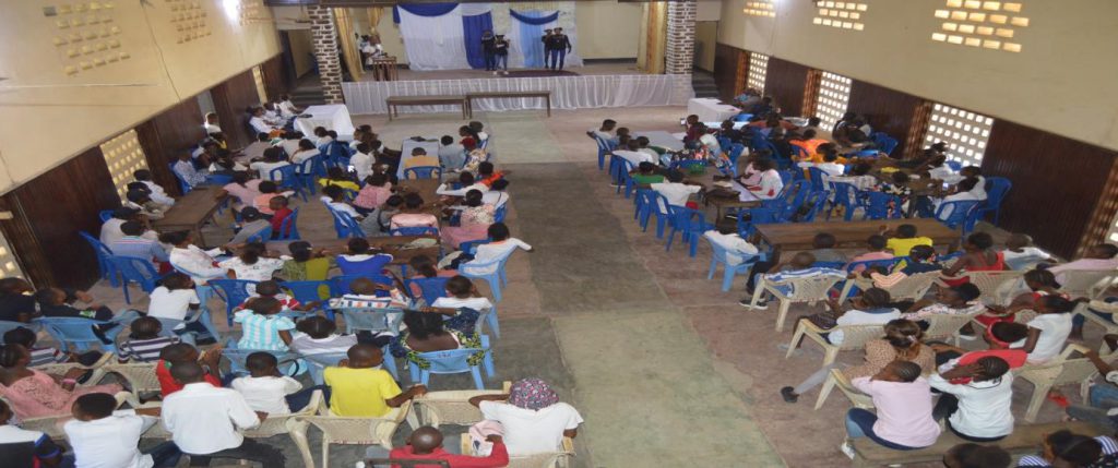 Jovens reúnem-se para celebrar um dia cultural que assinala o final do ano letivo 2022-2023, no grande salão paroquial Cristo Roi de Mangobo em Kisangani 