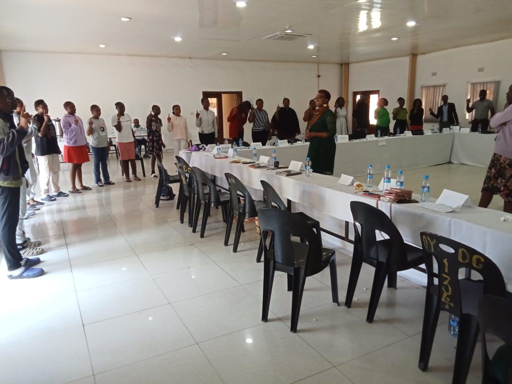 Mme Mary Wanjogu guide les participants à travers des activités chaleureuses lors de la session AHAPPY ToT