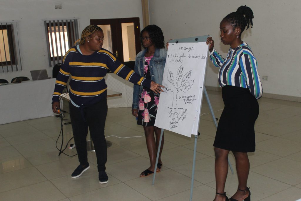 Os participantes fazem apresentações a partir de discussões de trabalho em grupo durante a sessão AHAPPY ToT