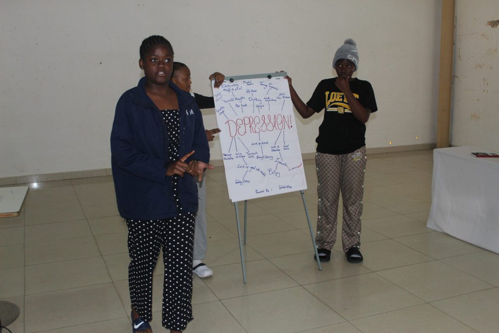 Os participantes fazem apresentações a partir de discussões de trabalho em grupo durante a sessão AHAPPY ToT