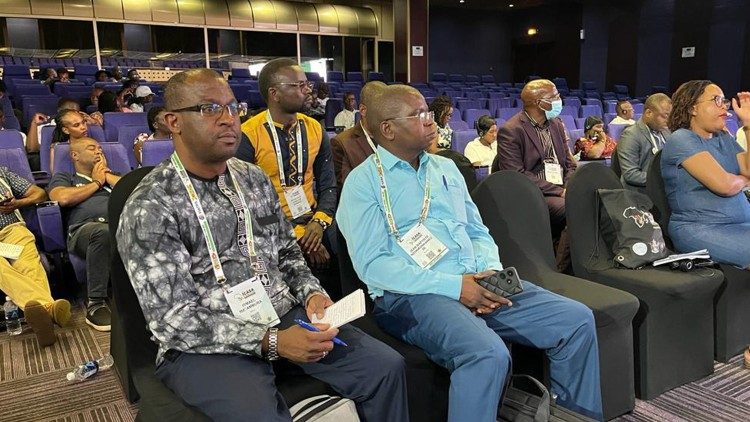 Le P. Ismael Matambura SJ., directeur d'AJAN (à gauche en premier) avec quelques autres participants à la 22e édition de l'ICASA, Harare, Zimbabwe.
