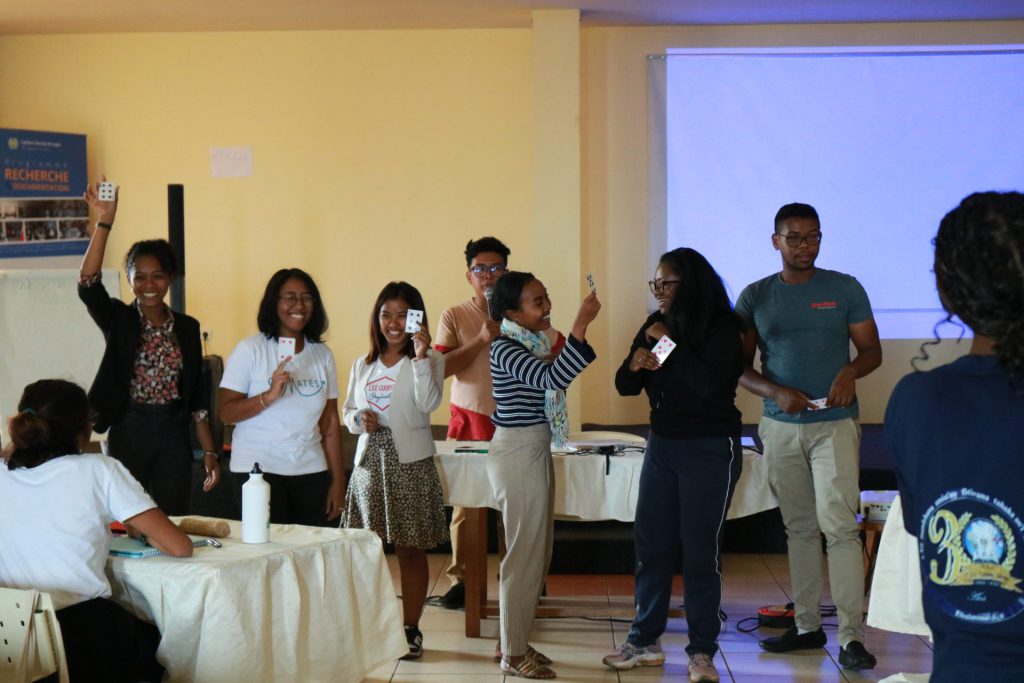 Des jeunes participent à une formation en entrepreneuriat social dispensée par certains stagiaires de JYSEA à Madagascar 